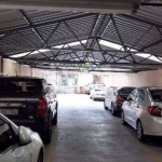 Terreno no Bairro Moinhos de Vento, 567m² , casa com 3 salas, salão aberto com churrasqueira. Na frente Pavilhão com vagas de garagem. Dimensões do terreno 15 x 40 m.