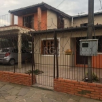 Sobrado : 3 dormitórios, 2 banheiros, 2 cozinhas com armários, sala de tv, escada com revestimento em piso frio para segundo piso, sacada com vista para praça, garagem para 2 carros com cobertura, pát