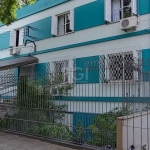 Excelente apartamento térreo elevado, 02 dormitórios no Bairro Menino Deus, composto de living 2 ambientes, ampla cozinha, área de serviço separada e banheiro social. Ensolarado, silencioso e arejado.