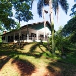 Lindo sitio com arvores frutíferas, na Av. Gedeon Leite, contendo linda casa principal semi-mobiliada com ampla sala de estar com lareira, cozinha com churrasqueira, banheiro social, 2 dormitorios com