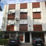 Vende-se apartamento desocupado, 1 dormitório amplo, living em 2 ambientes, ensolarado, banho social, copa e cozinha, área de serviço independente e permanecem todos os móveis fixos. Prédio com fachad