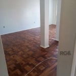 Vende-se apartamento 4 dormitórios, sendo um com sacada aberta, muito amplo e ensolarado, living para até  3 ambientes. Cozinha ampla área de serviço individual, dependência completa. Piso parquet e a