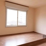 Apartamento de 45m² com 1 dormitório, banheiro, living para dois ambientes, cozinha, área de serviço separada e 1 vaga de garagem rotativa. Último andar, bem iluminado e ventilado. Está localizado no 