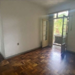 Ótimo apartamento com pintura nova, três dormitórios, piso parquet, sala com sacada, cozinha, área de serviço, dormitório auxiliar, banheiro auxiliar e possibilidade de vaga de garagem por R$ 300,00. 