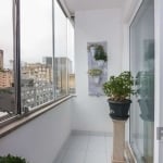 Apartamento 2 dormitórios com sacada fechada em vidro, e segunda porta de vidro entre a sacada e a sala garante ainda mais isolamento acústico.  Andar alto com vista. Permanecem no imóvel  3 aparelhos