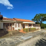 Casa térrea com 147m2, composta por sala, copa cozinha semimobiliada, banheiro auxiliar, 01 suíte com split, ventilador de teto, guarda-roupa e painel de tv e outro dormitório. Área de serviço na part