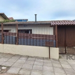 Casa com 2 dormitórios no bairro Vila Nova, Zona Sul de Porto Alegre.  Ótimo estado de conservação, living para 2 ambientes com lareira, cozinha com passa prato, banheiro social,  churrasqueira, lavan