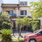 Sobrado no Jardins do Prado&lt;BR&gt;Casa com 3 dormitórios, sendo 1 suíte com sacada, living com 02 ambientes, cozinha integrada, lavabo e pátio com churrasqueira.&lt;BR&gt;Duas vagas de carro.&lt;BR