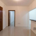 Excelente apartamento, possui 41,50m² privativos, amplo e todo reformado (elétrica, hidráulica, banheiro, cozinha, piso e paredes), com pátio. O imóvel possui peças amplas e ventiladas, piso em porcel