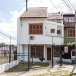 Encantador sobrado de esquina situado no bairro Guarujá, parcialmente mobiliado, oferece 3 quartos, incluindo uma suíte com sacada.&lt;BR&gt;&lt;BR&gt;Desfrute de um espaçoso ambiente de estar em dois