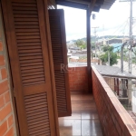 Terreno medindo 125 m² com  casa ampla e arejada, mas não averbada. A casa  possui 3 quartos (sendo um suíte), dois banheiros, sala grande, cozinha, área de serviço e garagem coberta para dois carros.