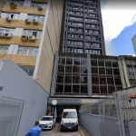 Sala comercial no bairro Centro em Porto Alegre. Sala com 42,50 m² de área privativa e 56,96 m² de área total, 10° andar, posição frontal lateral, posição solar manhã, 02 salas separadas, piso parquet