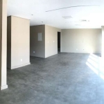 Sala para locação recentemente reformada, com 135 m², piso em porcelanato, divisórias, luminárias e uma vista incrível para o Guaíba.&lt;BR&gt;&lt;BR&gt;O edifício tem três elevadores e está em uma ex