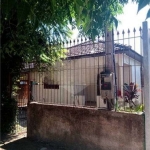 Vendo terreno no bairro fátima, ótima oportunidade em Canoas.&lt;BR&gt; Terreno medindo 10x30 com 300m²,  plano e com uma casa de madeira. Ótimo para uma nova construção, ou para investimento de um pe