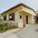 Casa térrea com 02 dormitórios e possibilidade do 3° dormitório, cozinha, ampla área coberta com churrasqueira.  Nos fundos tem um apartamento composto de uma cozinha integrada ao living, banheiro soc