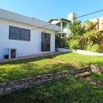 Casa ampla à venda com 3 quartos e 2 banheiros no total.&lt;BR&gt;Pátio com duas casas , com ótima posição solar, jardim, pátio grande , árvores frutíferas e espaço para horta, terraço com vista panor