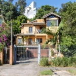 Linda casa na parte tranqüila da orla de Ipanema na Av. Guaíba. Com vista panorâmica definitiva para o por do sol em todos os cômodos (exceção para lavanderia e banheiros). Casa com 323m² em terreno d