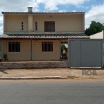 A casa é uma residência de dois andares, situada em um bairro tranquilo e arborizado. Ao entrar pela porta da frente, você , encontra  a sala de estar, adornada por uma lareira,  ideal para as noites 