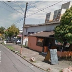 TERRENO  de esquina (Dona Zulmira com Florinha), plano, medidindo 725,67 m², possui um pavilhão de 200m² antigo e uma casa mista.&lt;BR&gt;Excelente ponto comercial  no bairro  localizado entre as Ave