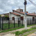 Ótima casa térrea de esquina com 2 dormitórios, desocupada, Loteamento Campos de Ipanema, living para 2 ambientes, cozinha americana, área de serviço, 2 vagas. Imóvel quitado e devidamente regularizad