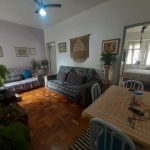 Apartamento dois dormitórios, sacada, cozinha, área de serviço, banheiro com ventilação natural e living bem ventilado e iluminado. Dois lances de escada, posição solar leste (sol da manhã) e a poucos