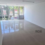 Sala comercial , com 45,21m² de área privativa e 59,18m² de área total, este imóvel conta com 1 banheiro social, piso em porcelanato, frente.com  2 box ( 01 e 02) escriturados.&lt;BR&gt;Localizado em 