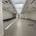 VENDO Excelente loja com aproximadamente 450m² de área real privativa, muito bem localizada na avenida Protásio Alves. Estacionamentop carros na frente.&lt;BR&gt;&lt;BR&gt;Loja/prédio construído por u