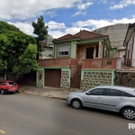 Casa à venda em Porto Alegre, no bairro Santana. Com 267,3m² de área privativa, 2 dormitórios, 3 banheiros, 2 vagas de garagem e edícula. &lt;BR&gt;Possui uma ótima infraestrutura com garagem coberta 