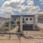 Casa residencial com 3 dormitórios, 3 vagas com 260m2 privativos no bairro Alto Petrópolis, a uma quadra da Avenida Protásio Alves. Sala de Estar para 2 ambientes e Sala de Jantar separada, com amplas