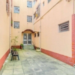 Apartamento à venda no Edifício Coorigha, localizado na Rua Oscar Schneider, 10 - Medianeira, Porto Alegre. Com 74.1m² de área privativa e 90.04m² de área total, este imóvel possui 3 dormitórios, banh