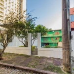 Ampla residência de 242m² localizada no bairro Cristo Redentor, oferecendo uma versatilidade tanto para uso residencial quanto comercial. O imóvel conta com um espaçoso living, 5 dormitórios, 3 banhei