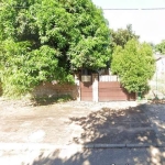 Ótima casa de 2 dormitórios, com um living espaçoso e uma cozinha grande para seus momentos de convívio, banheiro social e aproveite as áreas ao ar livre na frente e nos fundos, junto com uma vaga de 