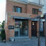 Excelente Triplex com loja comercial em frente a venda no centro de Esteio.   &lt;BR&gt; &lt;BR&gt;O Triplex possui 2 dormitórios, 2 banheiros, área gourmet, terceiro andar com sala e sacada,  garagem