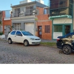 Vende casa de alvenaria no bairro Menino Deus. Excelente localização.Ótima oportunidade para investidor. Agende  a sua visita!