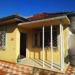 Casa localizada no bairro Vila Ipiranga, com 152m ². Imóvel dispõe de 02 dormitórios, sala de estar/jantar, cozinha, banheiro, área de serviço e pisos em parquet. Imóvel com pátio e posição solar priv