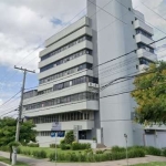 Sala comercial com 41,77 m² privativos no bairro Santana em Porto Alegre. Condomínio com portaria, elevador, acessibilidade e 1 vaga de garagem. Possibilidade de compra do andar inteiro (230 m²).