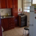 Excelente apartamento semi mobiliado, com 1 dormitório, estilo suíte,  living amplo, cozinha, área de serviço separada. Condomínio enxuto, com porteiro eletrônico e faxineira. Possibilidade de locar g