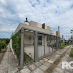 Belíssima Casa com 3 dormitórios sendo um com sacada, churrasqueira interna, lavabo, cozinha americana, área de serviço, lavanderia, amplo pátio gramado com possibilidade de piscina. Garagem para no m