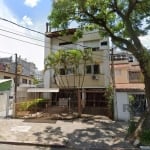 Excelente cobertura semimobiliada, na Rua Luiz de Camões, no Bairro Santana, com 171m² privativos, distribuídos em dois pavimentos. No andar inferior, um amplo living para dois ambientes com lareira e