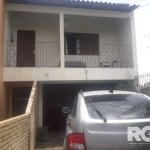 Casa de rua com 3 dormitórios, 2 vagas.