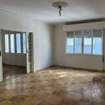 Ótimo e amplo apartamento na Av. Independência, em frente a Santa Casa, lateral, desocupado, com 176m² privativos, de 3 dormitórios e vaga. Possui hall de entrada, living amplo com sacada, sala de jan