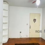 Apartamento de 2 dormitórios no bairro Bom Jesus em Porto Alegre. Cozinha toda sob medida, na sala armário até o teto no corredor, os quartos sob medida, com portas de correr ventilador de teto na sal