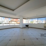 Com bela vista panorâmica, excelente cobertura, com 222m² privativos, originalmente 3 dormitórios, transformados em 2 dormitórios, sendo 1 suite master,  living doIs ambientes, lavabo, cozinha mobilia