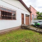 Casa à venda em Porto Alegre, localizada no bairro Jardim Itu. A propriedade possui três dormitórios, dois banheiros e duas vagas de garagem, amplo pátio conta com um anexo nos fundos, oferecendo aind