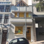 Casa toda reformada com  125m² privativos, em ponto alto e nobre (à prova de enchente) do centro histórico. Dois pavimentos:  no primeiro piso, hall de entrada,  sala de estar, sala de jantar, cozinha