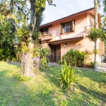 Casa de esquina que possui 4 dormitórios sendo 1 suíte no bairro Cristal. &lt;BR&gt;&lt;BR&gt;Imóvel de esquina, construção sólida que possui 4  dormitórios sendo 1 suíte com closet e sacada, três ban