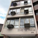 Sala comercial no Bom Fim, em prédio com elevador. Localizada na Rua Antão de Farias (Travessa entre a Rua Tomaz Flores e Barros Cassal).&lt;BR&gt;A sala está TODA REFORMADA, possui recepção separada,