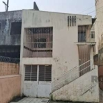 Imóvel localizado no bairro Vila Jardim, consistindo em uma casa mista, que oferece bastante espaço e versatilidade. O térreo conta com uma sala de estar, uma cozinha, área de serviço, 3 dormitórios e