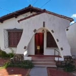 Casa à venda no bairro Teresópolis, terreno medindo 10 x 36, possui 3 dormitórios, sala ampla, cozinha, banheiro amplo, garagem coberta para 2 carros, área de serviço externa coberta com tanque. Na pa