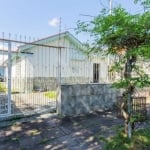 Casa localizada no bairro Camaquã, Porto Alegre, possui 2 banheiros, garagem para 2 carros, jardim e área lajotada. O terraço oferece uma vista privilegiada da Zona Sul. Todas as janelas são de alumín